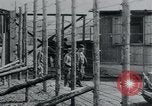 Standbild Gefangenen des Lagers Hannover Deutschland, 1945, aus Sekunde 25 historischem Filmmaterial Videoclip 65675073890