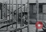 Standbild Gefangenen des Lagers Hannover Deutschland, 1945, aus Sekunde 26 historischem Filmmaterial Videoclip 65675073890