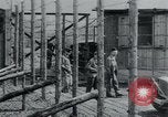 Standbild Gefangenen des Lagers Hannover Deutschland, 1945, aus Sekunde 27 historischem Filmmaterial Videoclip 65675073890