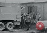 Standbild Gefangenen des Lagers Hannover Deutschland, 1945, aus Sekunde 28 historischem Filmmaterial Videoclip 65675073890