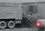 Standbild Gefangenen des Lagers Hannover Deutschland, 1945, aus Sekunde 29 historischem Filmmaterial Videoclip 65675073890