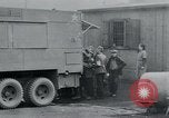 Standbild Gefangenen des Lagers Hannover Deutschland, 1945, aus Sekunde 30 historischem Filmmaterial Videoclip 65675073890