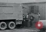 Standbild Gefangenen des Lagers Hannover Deutschland, 1945, aus Sekunde 31 historischem Filmmaterial Videoclip 65675073890