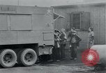 Standbild Gefangenen des Lagers Hannover Deutschland, 1945, aus Sekunde 32 historischem Filmmaterial Videoclip 65675073890