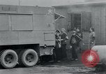 Standbild Gefangenen des Lagers Hannover Deutschland, 1945, aus Sekunde 33 historischem Filmmaterial Videoclip 65675073890