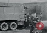 Standbild Gefangenen des Lagers Hannover Deutschland, 1945, aus Sekunde 34 historischem Filmmaterial Videoclip 65675073890