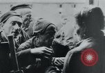 Standbild Gefangenen des Lagers Hannover Deutschland, 1945, aus Sekunde 35 historischem Filmmaterial Videoclip 65675073890