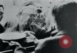 Standbild Gefangenen des Lagers Hannover Deutschland, 1945, aus Sekunde 39 historischem Filmmaterial Videoclip 65675073890