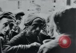 Standbild Gefangenen des Lagers Hannover Deutschland, 1945, aus Sekunde 44 historischem Filmmaterial Videoclip 65675073890