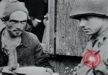 Standbild Gefangenen des Lagers Hannover Deutschland, 1945, aus Sekunde 46 historischem Filmmaterial Videoclip 65675073890