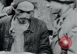 Standbild Gefangenen des Lagers Hannover Deutschland, 1945, aus Sekunde 47 historischem Filmmaterial Videoclip 65675073890
