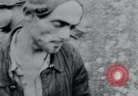 Standbild Gefangenen des Lagers Hannover Deutschland, 1945, aus Sekunde 48 historischem Filmmaterial Videoclip 65675073890