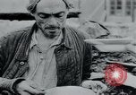 Standbild Gefangenen des Lagers Hannover Deutschland, 1945, aus Sekunde 51 historischem Filmmaterial Videoclip 65675073890