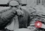 Standbild Gefangenen des Lagers Hannover Deutschland, 1945, aus Sekunde 52 historischem Filmmaterial Videoclip 65675073890