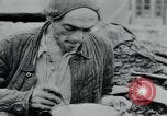 Standbild Gefangenen des Lagers Hannover Deutschland, 1945, aus Sekunde 53 historischem Filmmaterial Videoclip 65675073890