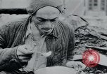 Standbild Gefangenen des Lagers Hannover Deutschland, 1945, aus Sekunde 54 historischem Filmmaterial Videoclip 65675073890