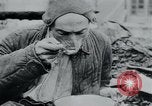 Standbild Gefangenen des Lagers Hannover Deutschland, 1945, aus Sekunde 55 historischem Filmmaterial Videoclip 65675073890