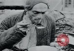 Standbild Gefangenen des Lagers Hannover Deutschland, 1945, aus Sekunde 56 historischem Filmmaterial Videoclip 65675073890
