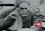 Standbild Gefangenen des Lagers Hannover Deutschland, 1945, aus Sekunde 57 historischem Filmmaterial Videoclip 65675073890
