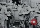 Standbild Gefangenen des Lagers Hannover Deutschland, 1945, aus Sekunde 58 historischem Filmmaterial Videoclip 65675073890