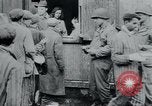 Standbild Gefangenen des Lagers Hannover Deutschland, 1945, aus Sekunde 59 historischem Filmmaterial Videoclip 65675073890