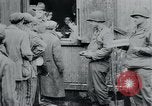 Standbild Gefangenen des Lagers Hannover Deutschland, 1945, aus Sekunde 60 historischem Filmmaterial Videoclip 65675073890