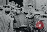Standbild Gefangenen des Lagers Hannover Deutschland, 1945, aus Sekunde 61 historischem Filmmaterial Videoclip 65675073890
