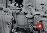 Standbild Gefangenen des Lagers Hannover Deutschland, 1945, aus Sekunde 62 historischem Filmmaterial Videoclip 65675073890