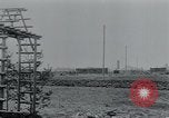 Standbild Polnischen und Russischen Opfer im Konzentrationslager Arnstadt Deutschland, 1945, aus Sekunde 10 historischem Filmmaterial Videoclip 65675073891