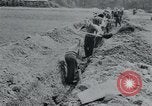 Standbild Polnischen und Russischen Opfer im Konzentrationslager Arnstadt Deutschland, 1945, aus Sekunde 26 historischem Filmmaterial Videoclip 65675073891