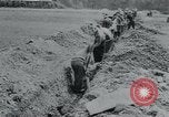 Standbild Polnischen und Russischen Opfer im Konzentrationslager Arnstadt Deutschland, 1945, aus Sekunde 27 historischem Filmmaterial Videoclip 65675073891