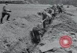 Standbild Polnischen und Russischen Opfer im Konzentrationslager Arnstadt Deutschland, 1945, aus Sekunde 28 historischem Filmmaterial Videoclip 65675073891