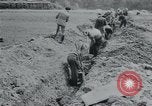 Standbild Polnischen und Russischen Opfer im Konzentrationslager Arnstadt Deutschland, 1945, aus Sekunde 32 historischem Filmmaterial Videoclip 65675073891