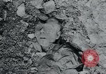 Standbild Polnischen und Russischen Opfer im Konzentrationslager Arnstadt Deutschland, 1945, aus Sekunde 39 historischem Filmmaterial Videoclip 65675073891