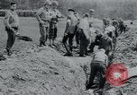 Standbild Polnischen und Russischen Opfer im Konzentrationslager Arnstadt Deutschland, 1945, aus Sekunde 42 historischem Filmmaterial Videoclip 65675073891
