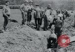 Standbild Polnischen und Russischen Opfer im Konzentrationslager Arnstadt Deutschland, 1945, aus Sekunde 43 historischem Filmmaterial Videoclip 65675073891