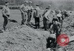 Standbild Polnischen und Russischen Opfer im Konzentrationslager Arnstadt Deutschland, 1945, aus Sekunde 44 historischem Filmmaterial Videoclip 65675073891