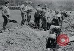Standbild Polnischen und Russischen Opfer im Konzentrationslager Arnstadt Deutschland, 1945, aus Sekunde 45 historischem Filmmaterial Videoclip 65675073891