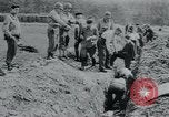 Standbild Polnischen und Russischen Opfer im Konzentrationslager Arnstadt Deutschland, 1945, aus Sekunde 46 historischem Filmmaterial Videoclip 65675073891