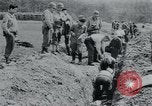 Standbild Polnischen und Russischen Opfer im Konzentrationslager Arnstadt Deutschland, 1945, aus Sekunde 47 historischem Filmmaterial Videoclip 65675073891