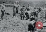 Standbild Polnischen und Russischen Opfer im Konzentrationslager Arnstadt Deutschland, 1945, aus Sekunde 48 historischem Filmmaterial Videoclip 65675073891