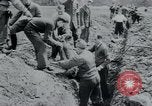 Standbild Polnischen und Russischen Opfer im Konzentrationslager Arnstadt Deutschland, 1945, aus Sekunde 49 historischem Filmmaterial Videoclip 65675073891