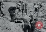 Standbild Polnischen und Russischen Opfer im Konzentrationslager Arnstadt Deutschland, 1945, aus Sekunde 50 historischem Filmmaterial Videoclip 65675073891