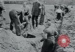 Standbild Polnischen und Russischen Opfer im Konzentrationslager Arnstadt Deutschland, 1945, aus Sekunde 51 historischem Filmmaterial Videoclip 65675073891