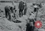 Standbild Polnischen und Russischen Opfer im Konzentrationslager Arnstadt Deutschland, 1945, aus Sekunde 52 historischem Filmmaterial Videoclip 65675073891