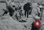 Standbild Polnischen und Russischen Opfer im Konzentrationslager Arnstadt Deutschland, 1945, aus Sekunde 54 historischem Filmmaterial Videoclip 65675073891
