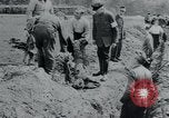 Standbild Polnischen und Russischen Opfer im Konzentrationslager Arnstadt Deutschland, 1945, aus Sekunde 55 historischem Filmmaterial Videoclip 65675073891