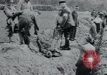 Standbild Polnischen und Russischen Opfer im Konzentrationslager Arnstadt Deutschland, 1945, aus Sekunde 56 historischem Filmmaterial Videoclip 65675073891