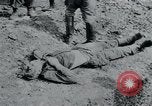 Standbild Polnischen und Russischen Opfer im Konzentrationslager Arnstadt Deutschland, 1945, aus Sekunde 58 historischem Filmmaterial Videoclip 65675073891