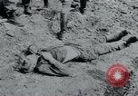 Standbild Polnischen und Russischen Opfer im Konzentrationslager Arnstadt Deutschland, 1945, aus Sekunde 59 historischem Filmmaterial Videoclip 65675073891